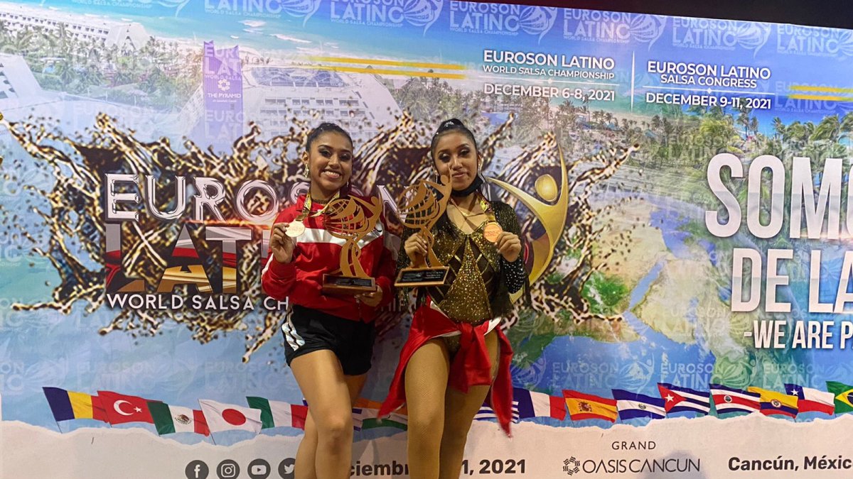 Las deportistas guayasenses exhibiendo las medallas de bronce.