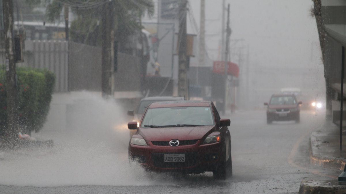 Una intensa y continua lluvia cae sobre Guayaquil este domingo 12 de diciembre de 2021.