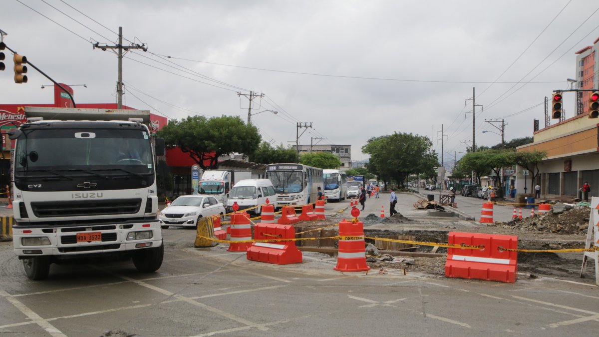 Obra. Intenso tráfico se registra en las vías principales de la ciudadela Alborada, tras trabajos de regeneración.
