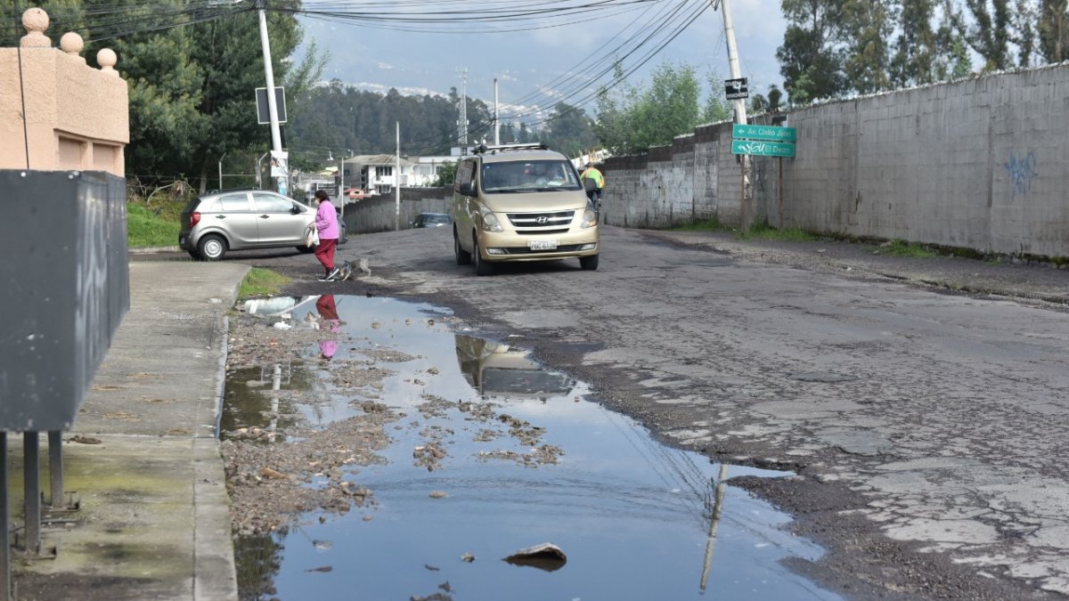 Avenida ubicada en Conocoto, suroriente de Quito, con baches. Los habitantes del lugar reclaman que falta mantenimiento en las vías.