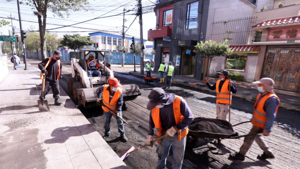 Labor.- Un grupo de personas realizan trabajos de construcción.