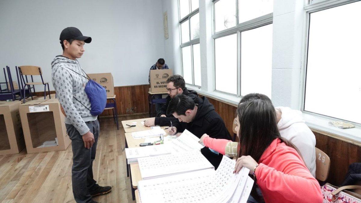 El pago se realizará en efectivo. Se entregará $10 por cada vuelta electoral.