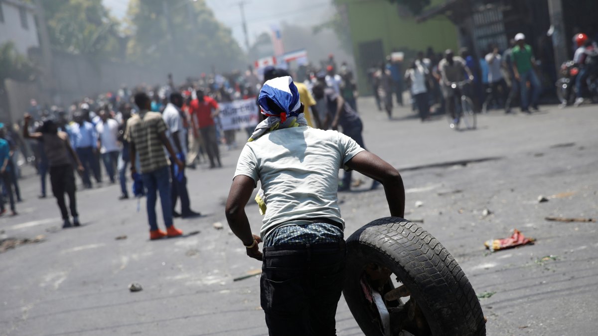 Referencial. Un manifestante porta un neumático durante una manifestación contra el gobierno del presidente Jovenel Moise en las calles de Puerto Príncipe, Haití,