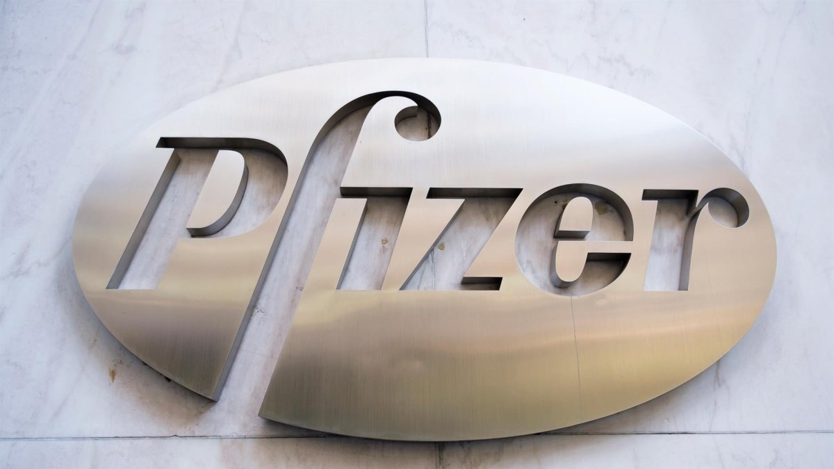 Vista del logo de la farmacéutica Pfizer, en una fotografía de archivo.