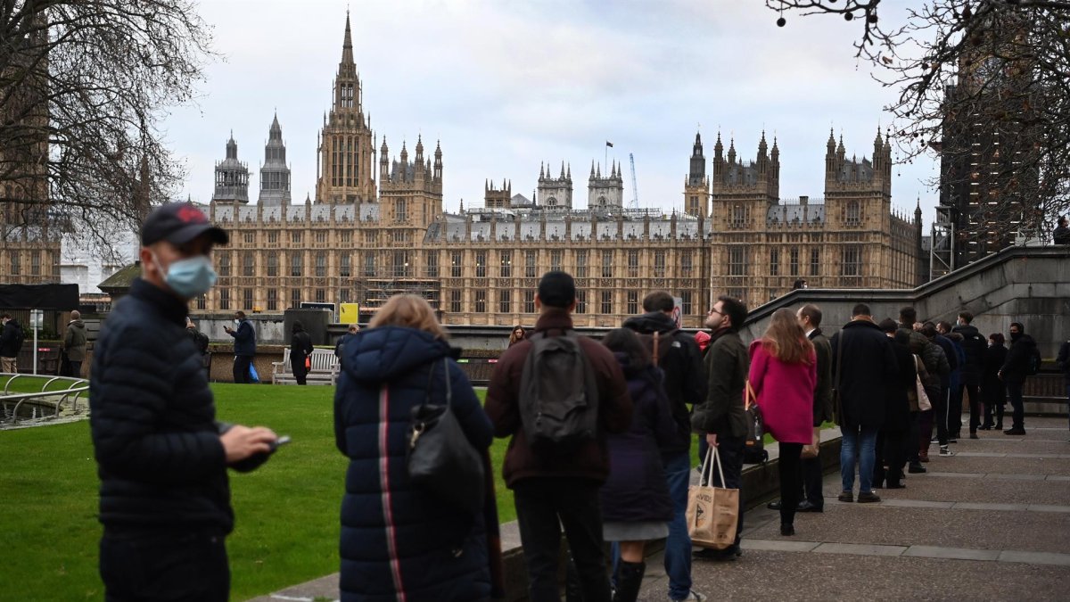 La gente hace cola en el hospital de St. Thomas para recibir dosis de refuerzo de Covid-19 en Londres, Reino Unido, el 14 de diciembre de 2021.