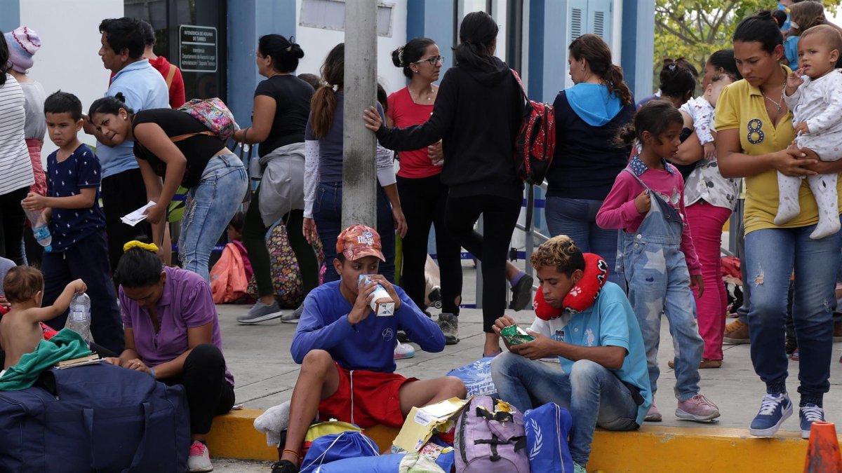 Venezolanos permanecen en la ciudad fronteriza de Tumbes (Perú), en una fotografía de archivo.