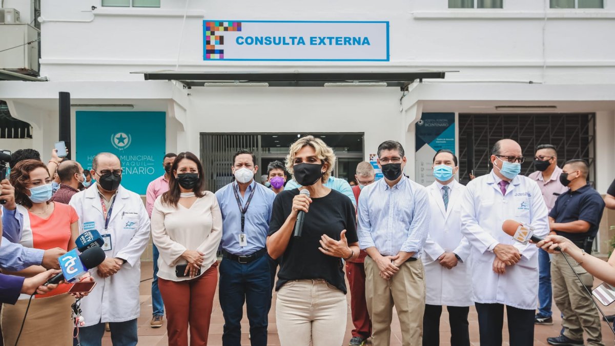 Figura. La alcaldesa durante la inauguración del área de consulta externa del
Hospital Bicentenario.