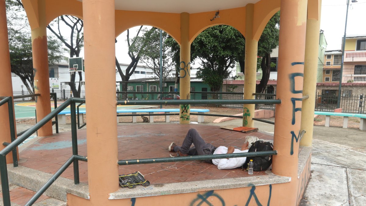 Los tres parques de la ciudadela Brisas del Río han sido tomados por vagabundos. Los vecinos se ven impedidos de visitar estos espacios que lucen descuidados y con basura.