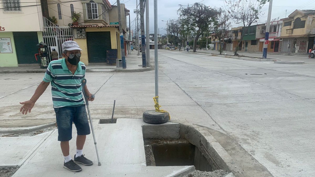 El abogado Carlos Marriot muestra uno de los huecos que han quedado sin ninguna señal de advertencia, por el peligro.