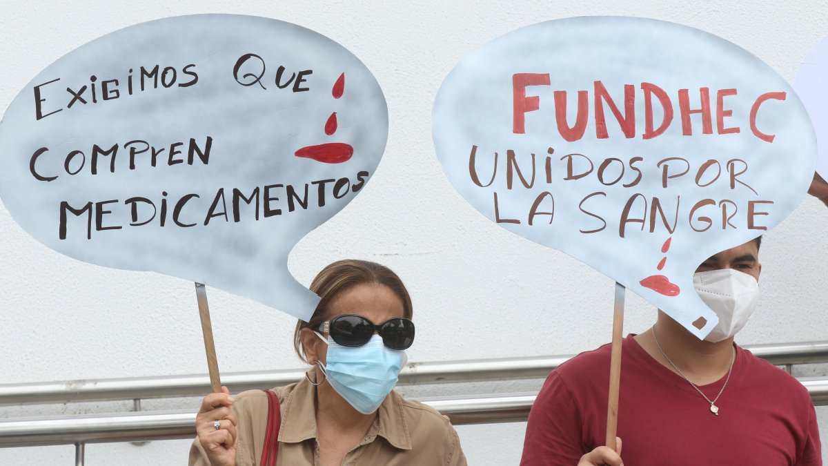 PLANTÓN DE PACIENTES DE ENFERMEDADES CATASTRÓFICAS, EN  LOS EXTERIORES DEL HOSPITAL TEODORO MALDONADO, EL 1 DE DICIEMBRE DE 2021