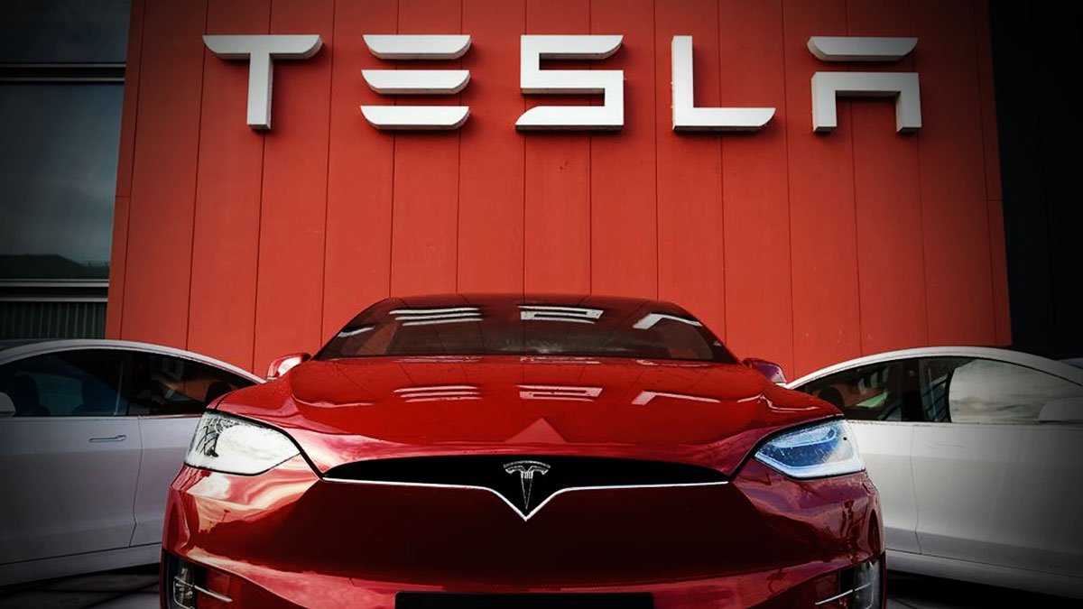 El fabricante de vehículos eléctricos de lujo está en aprietos con la demanda por acoso, por parte de seis mujeres.