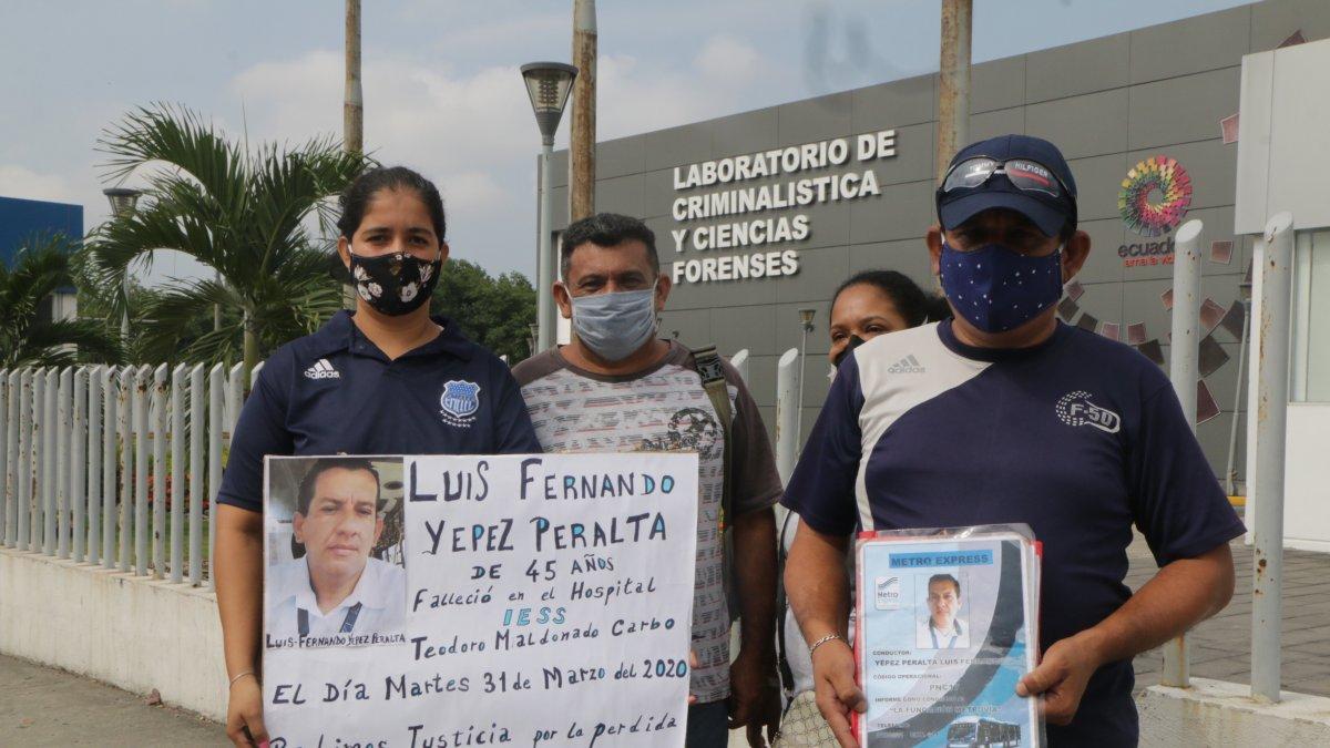 Plantón. En 2020, familias llegaron hasta los exteriores de Criminalística y Medicina Legal para exigir los cuerpos.