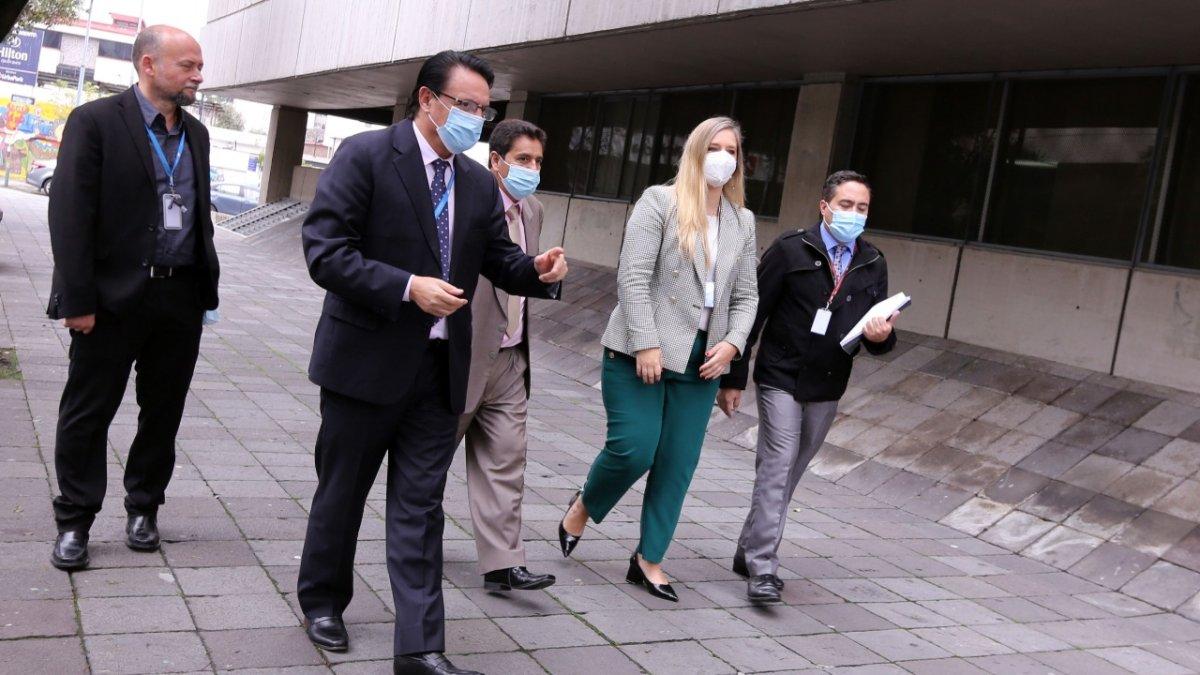 Comisionados. Fernando Villavicencio, Bruno Segovia y Ana Belén Cordero llegan a la Fiscalía para entregar el informe de la Comisión de Fiscalización.