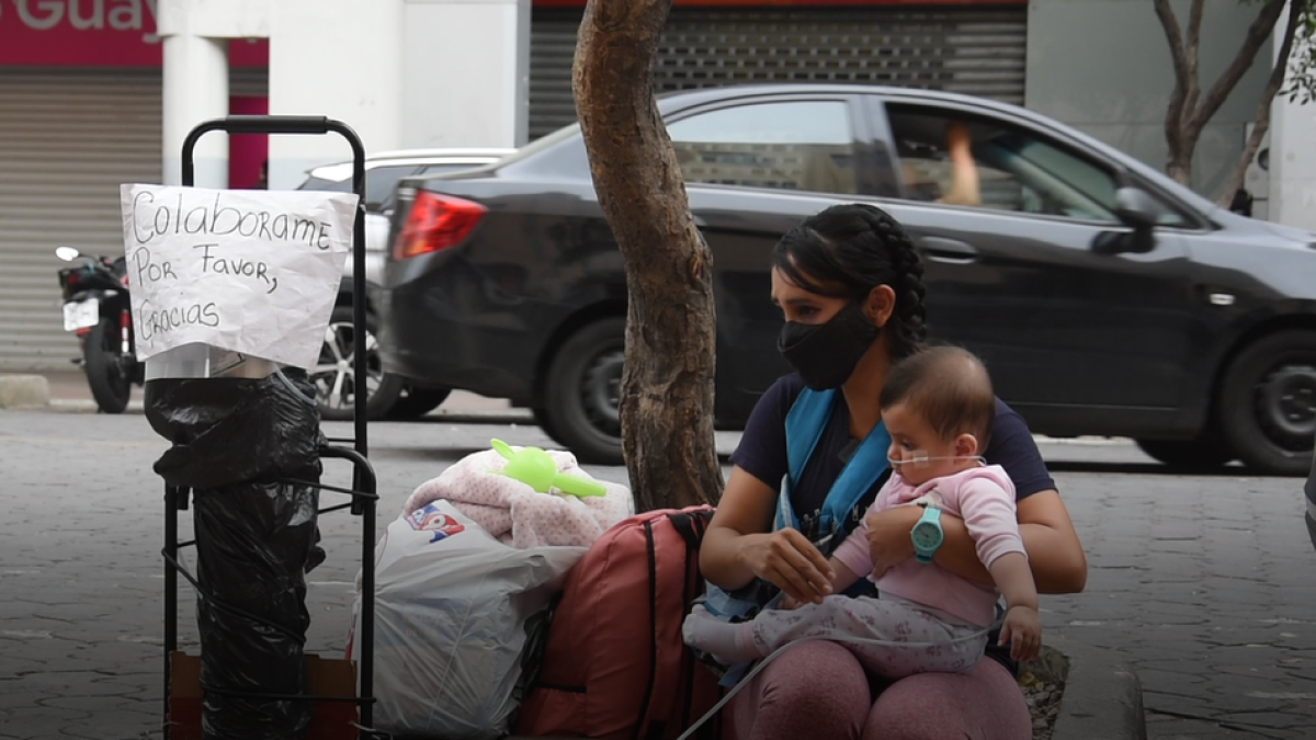 Maritza Jaime junto a su hija en la Av. 9 de Octubre.