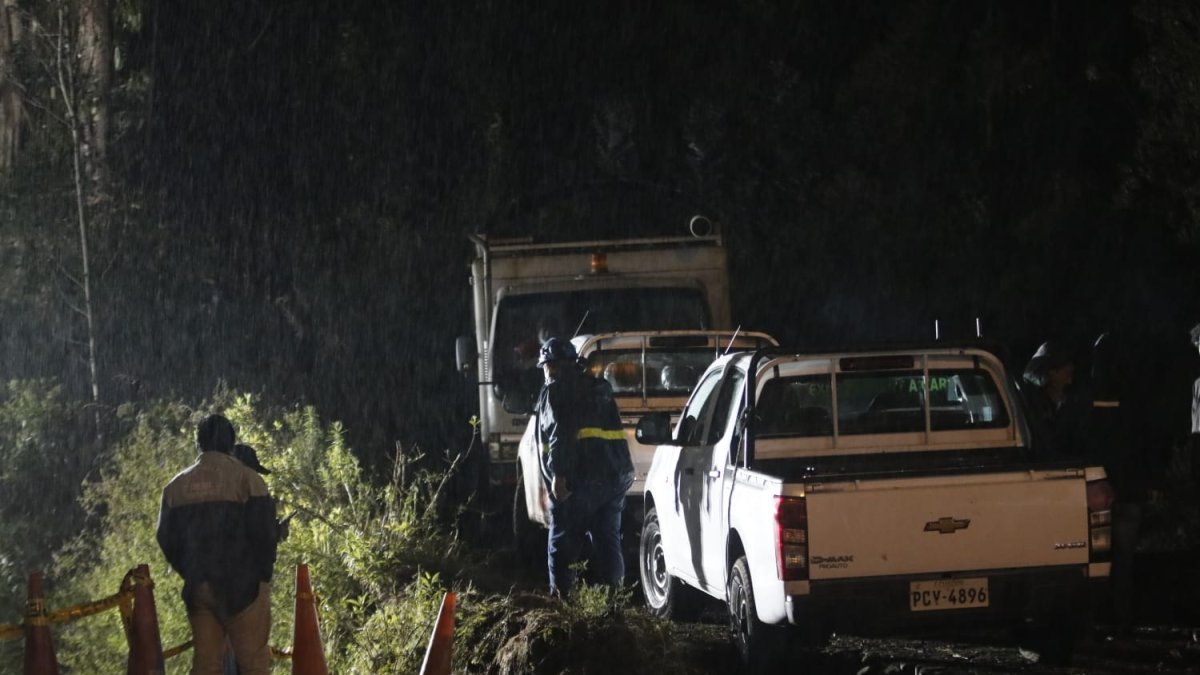 Personal del Cuerpo de Bomberos realizó la búsqueda de los técnicos de agua que fueron arrastrados en la quebrada Caicedo en Quito