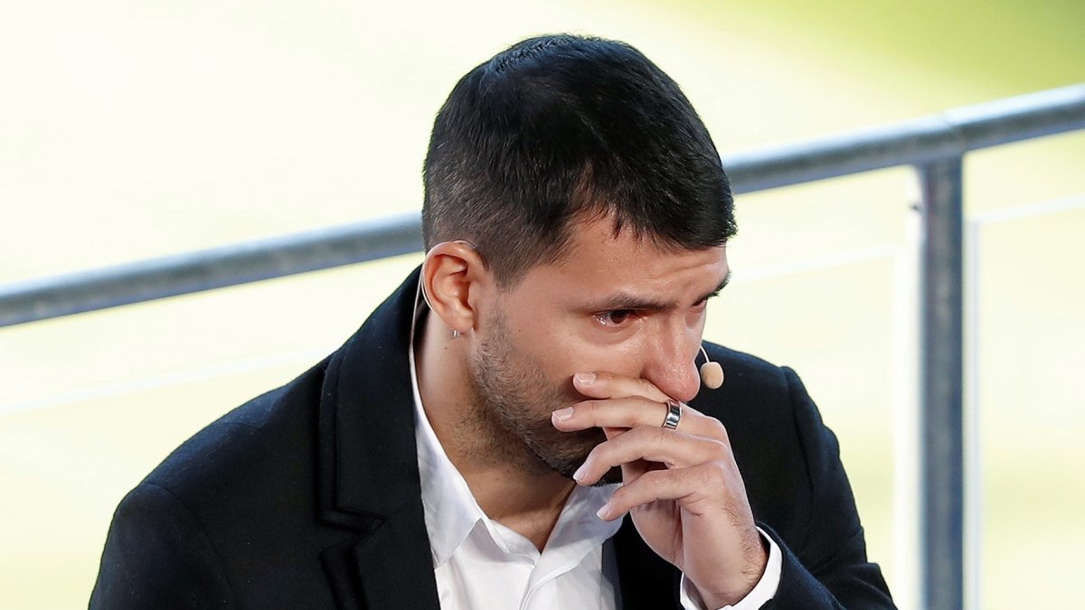 Con lágrimas en los ojos, Sergio 'Kun' Agüero anunció su retirada del fútbol profesional