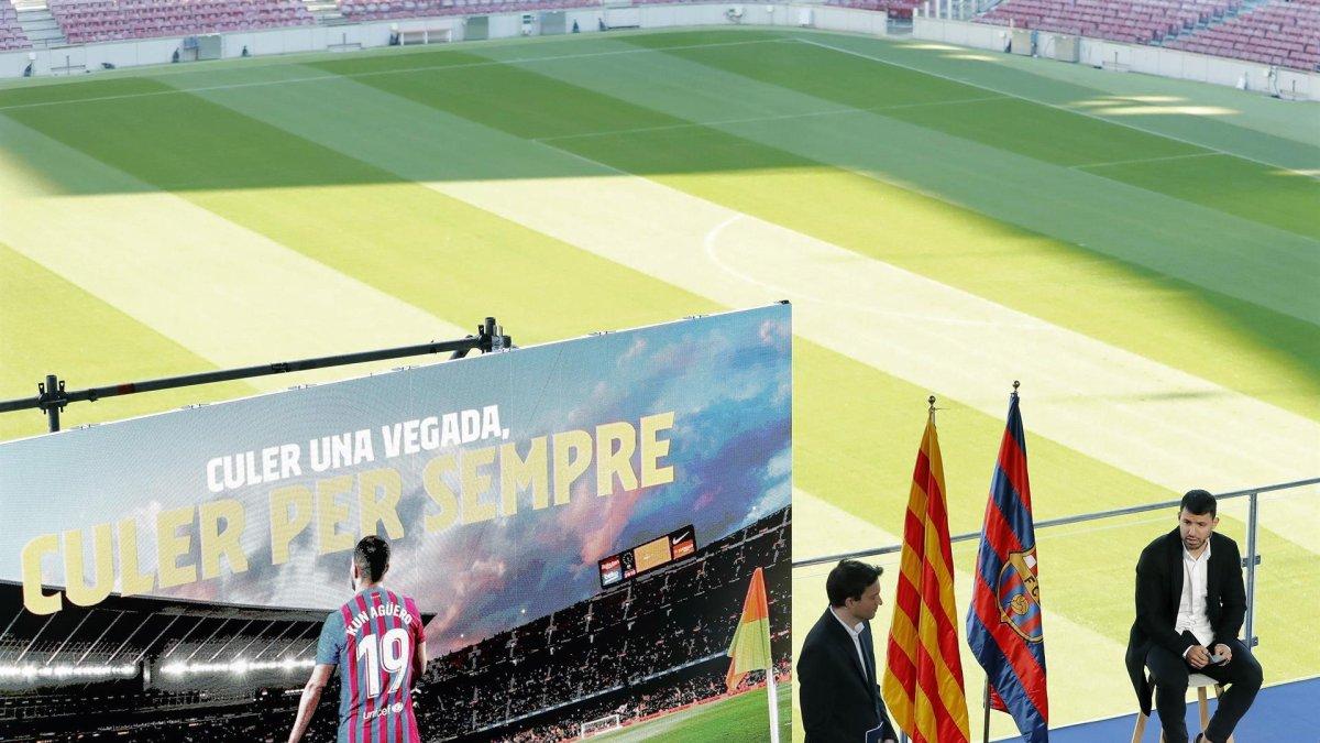 El delantero argentino Sergio 'Kun' Agüero durante la rueda de prensa en la que ha anunciado este miércoles, a los 33 años de edad, su retirada del fútbol profesional.