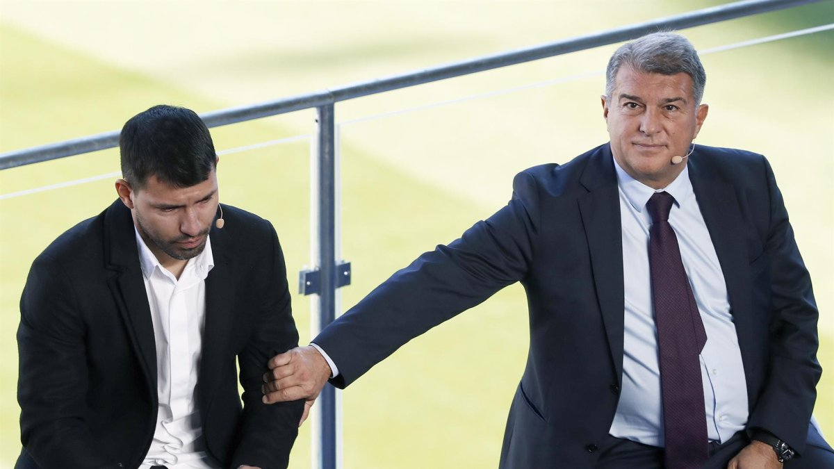 El delantero argentino Sergio 'Kun' Agüero (i) junto al presidente del FC Barcelona, Joan Laporta (d), durante la rueda de prensa en la que ha anunciado este miércoles, a los 33 años de edad, su retirada del fútbol profesional.