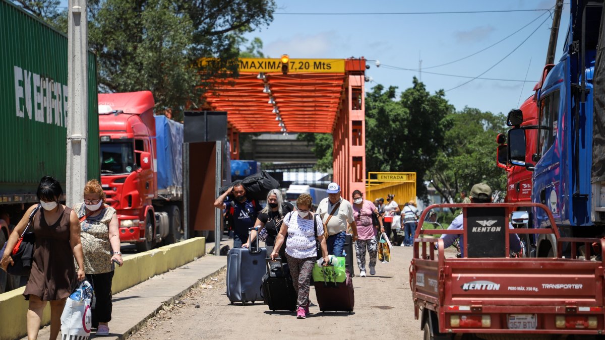 Viajeros ingresan a Paraguay luego de cruzar desde Argentina por el Puente Internacional San Ignacio de Loyola, hoy, en la ciudad fronteriza José Falcón (Paraguay)