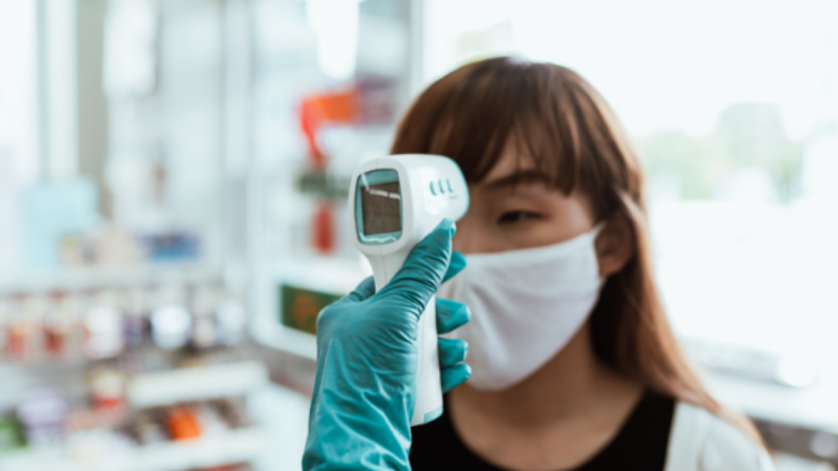 Tomar la temperatura sigue siendo una de las medidas de bioseguridad.