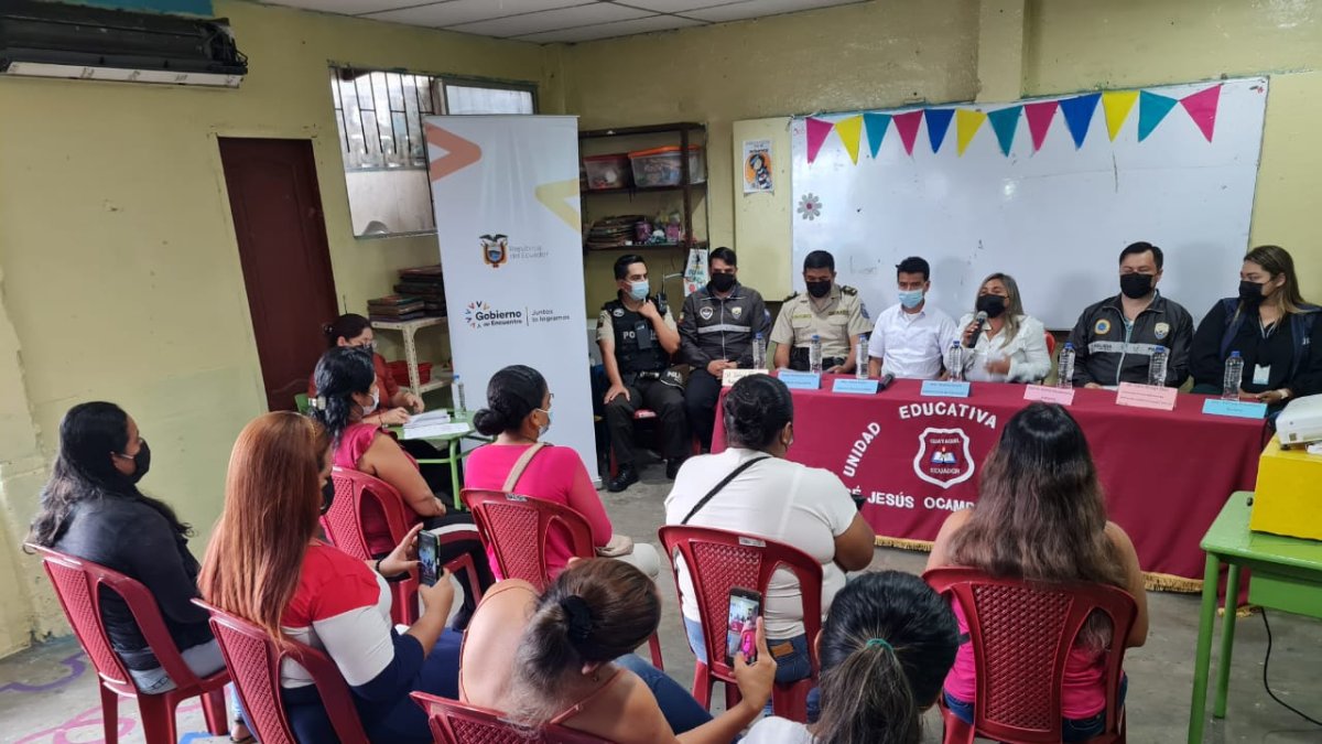 Autoridades educativas y de Policía de la Zona 8 se reunieron con padres de familia.