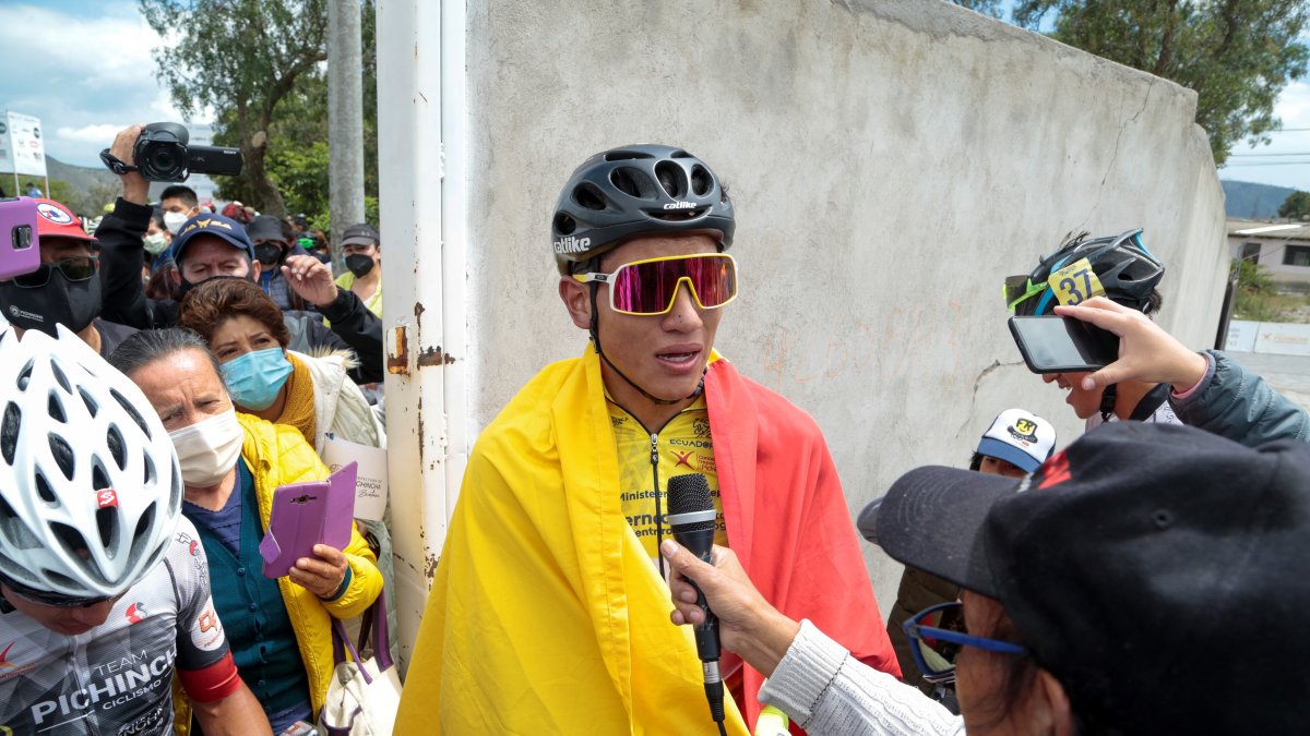 Wilson Haro ofrece declaraciones a la prensa luego de adjudicarse campeón tras la última etapa de la XXXVIII Vuelta Ciclística al Ecuador