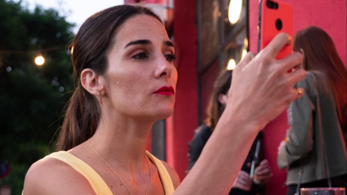 Juana Viale encarna a una mujer quien, por buscar citas en una aplicación móvil, vive una pesadilla..