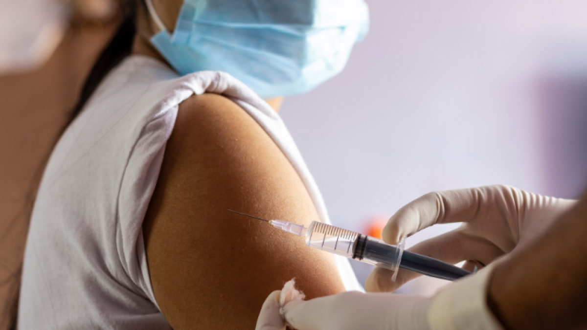 La efectividad de la vacuna frente a ómicron va descendiendo conforme pasan las semanas desde que se recibió la segunda dosis.