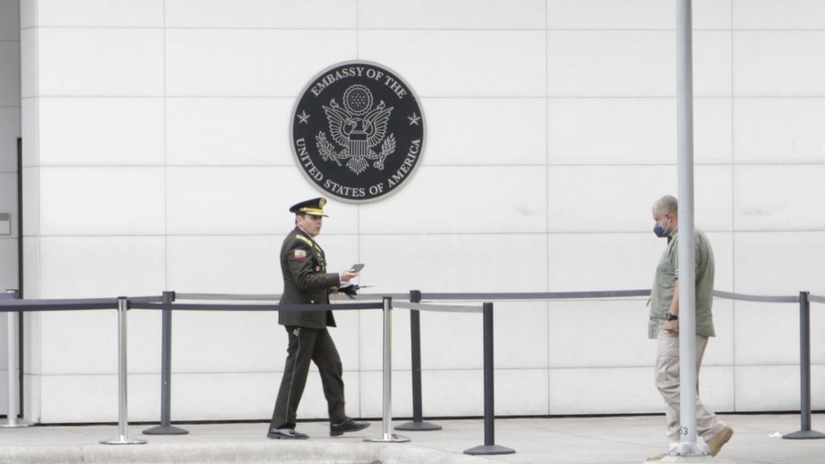 Notificación. El general Víctor Araus estuvo en la legación diplomática pocos minutos.