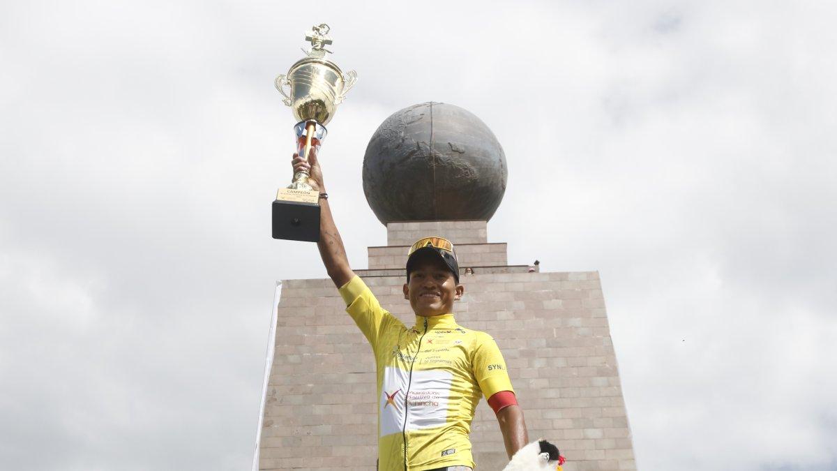 Steven Haro y su celebración tras recibir el trofeo de campeón de la Vuelta al Ecuador.
