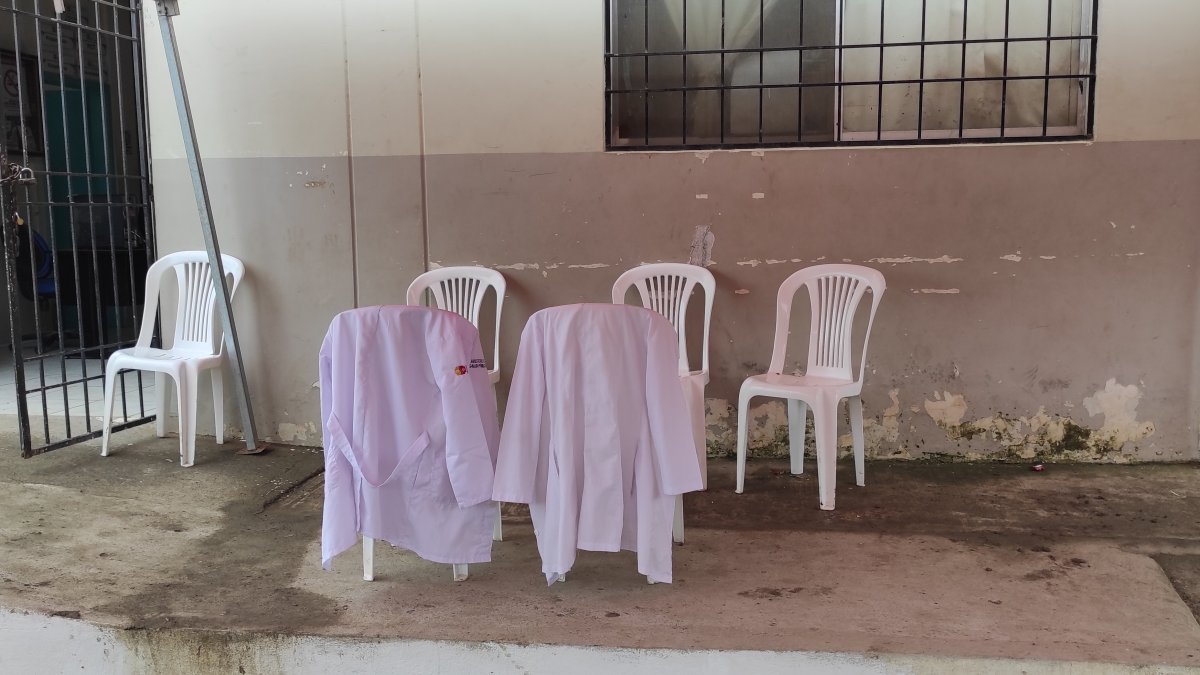 Acción. Los mandiles colgados, como signo de inconformidad por la falta de pago a tiempo de salarios y bonos.