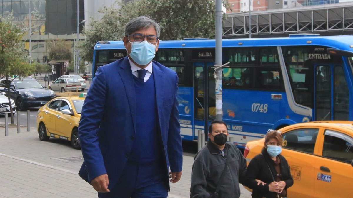 Defensa. Paúl Ocaña defiende a Enrique Espinosa, exdirector del Isspol.