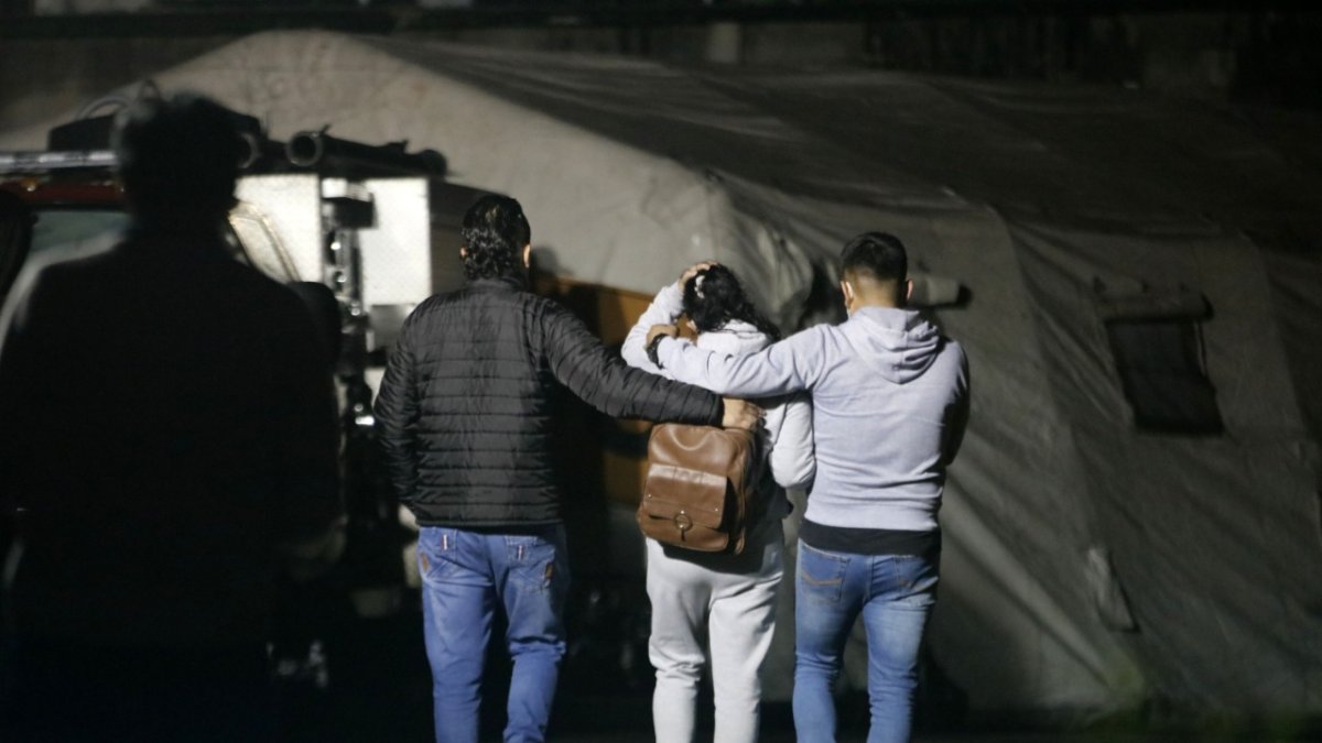 Situación. Hubo desconsuelo entre los familiares de los obreros que fueron alcanzados por la corriente.