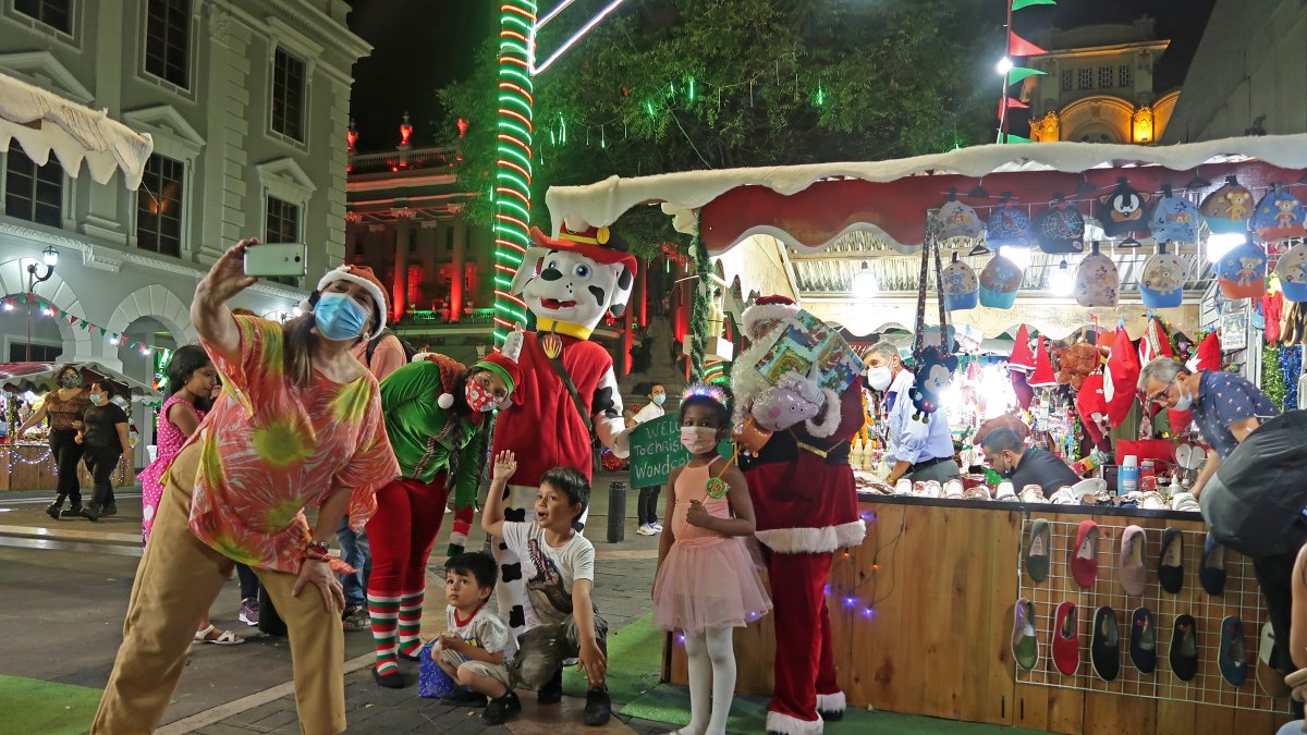 El mercado. Es visitado por familias a diario, desde su apertura. El sitio, donde hay más de 30 stands navideños, además se llena de músicos.