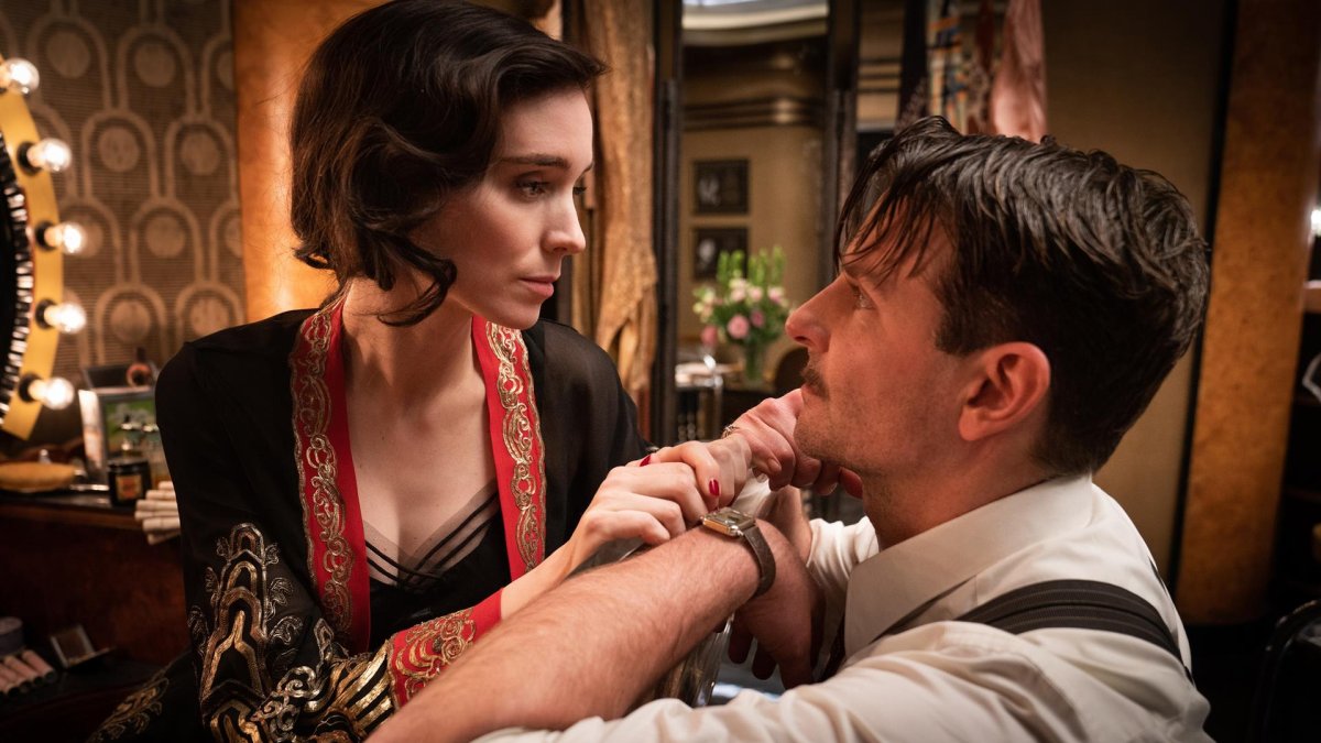 Fotograma cedido por 20th Century Studios donde aparece Rooney Mara como Molly Cahill y Bradley Cooper como Stanton Carlisle, durante el rodaje de la película 