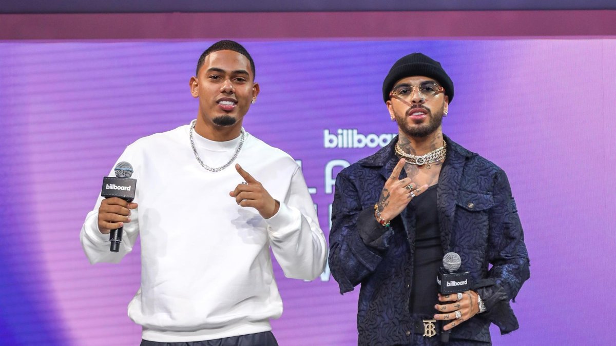 El cantante y rapero Myke Towers (i) y el cantautor y productor Rauw Alejandro (d), en una fotografía de archivo.