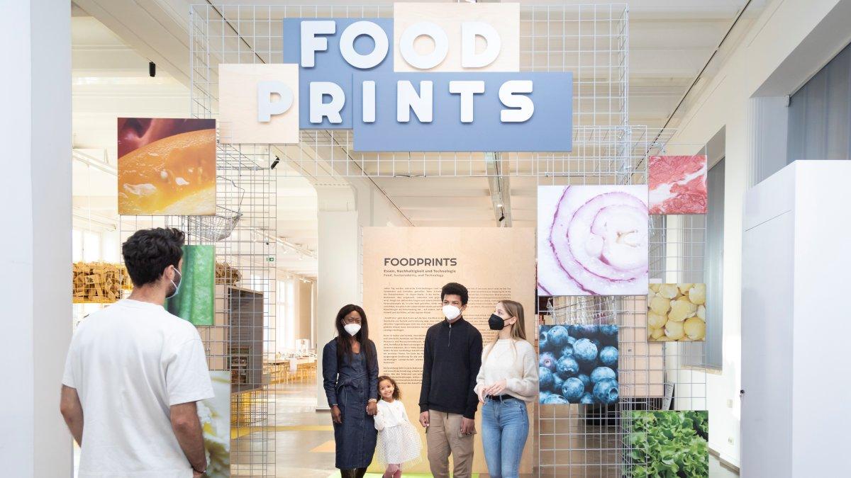 Dos visitantes recorren la exposición