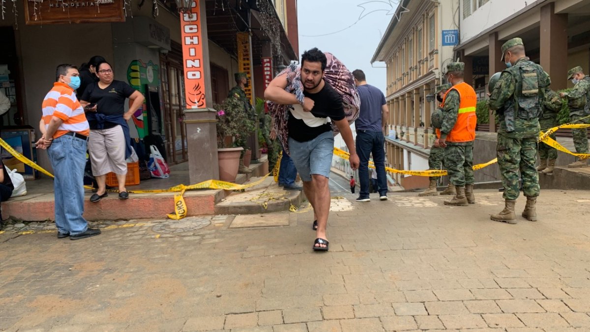 El hundimiento tiene un diámetro aproximado de 25 metros y ha obligado a decenas de familias a evacuar el sector