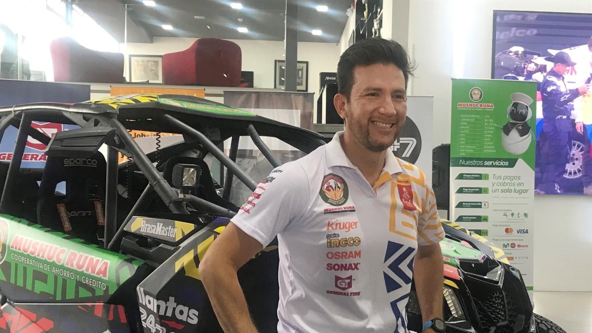 El piloto Sebastián Guayasamín posa para una foto el 15 de diciembre de 2021 en Quito (Ecuador).