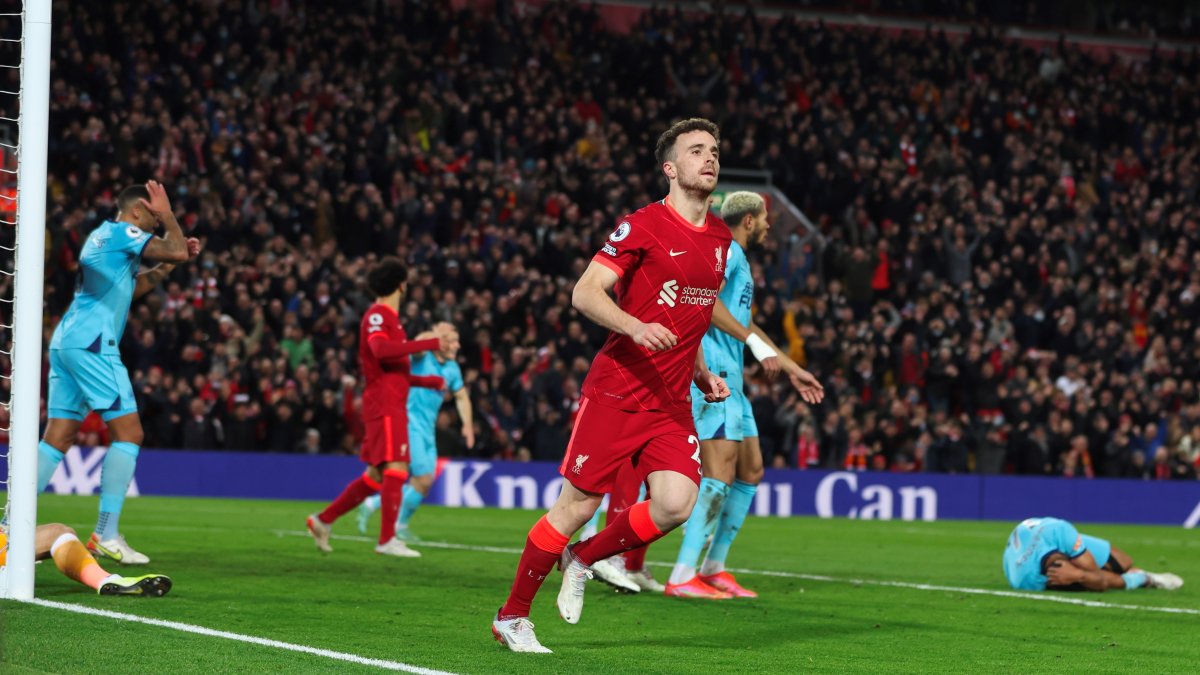 El Liverpool-Newcastle se jugó la tarde de este jueves 16 de diciembre con los graderíos llenos. Hay tres contagiados en los Reds.