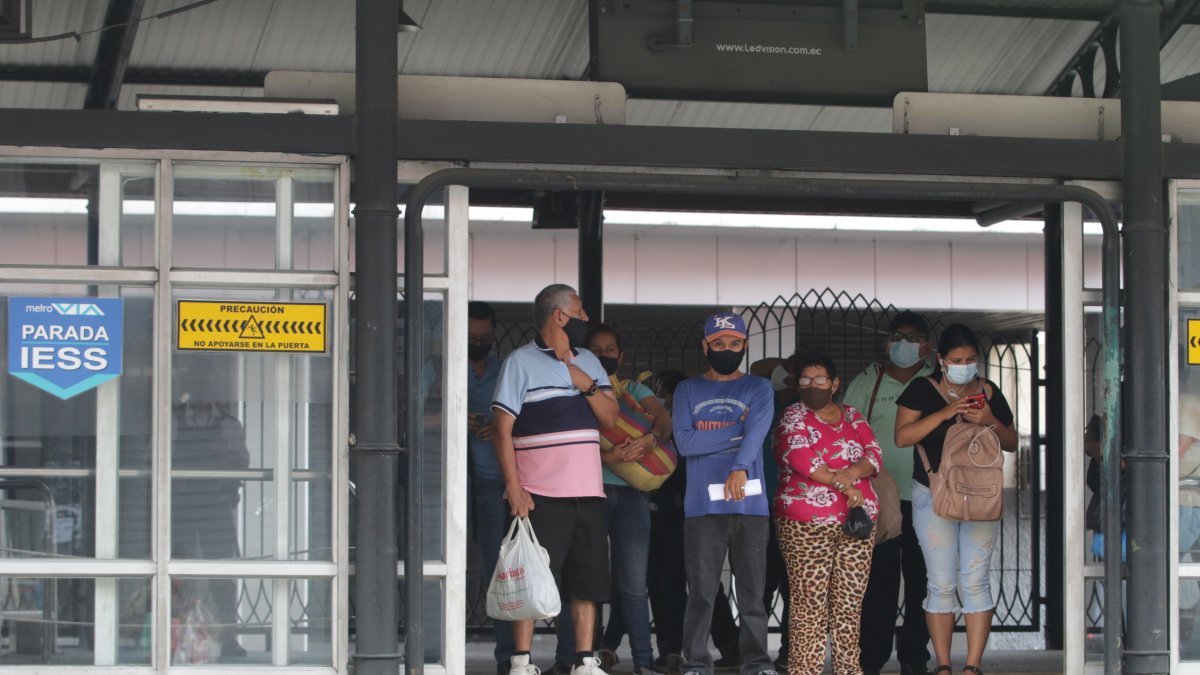 Puertas. Los usuarios de la Metrovía arriesgan sus vidas cuando se paran a esperar las unidades frente a los portones que permanecen abiertos, debido a los daños existentes.