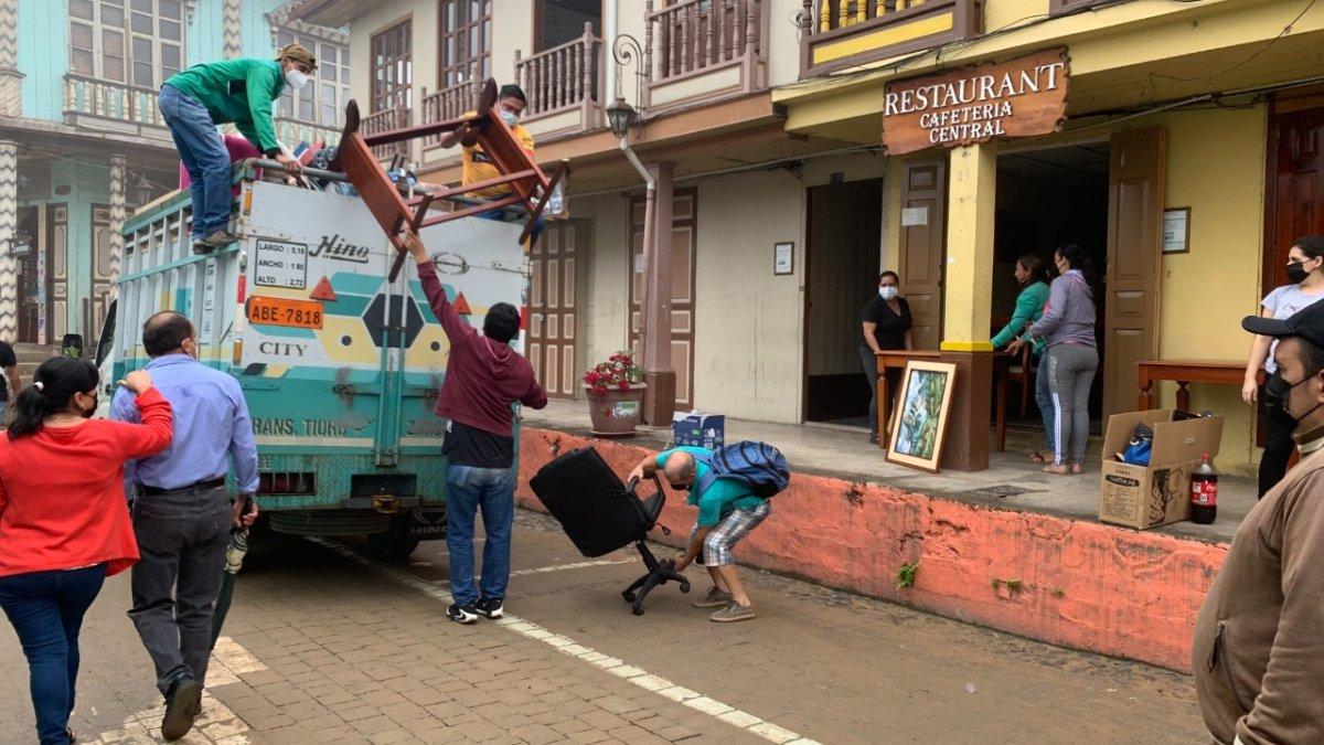 Los habitantes de Zaruma han debido evacuar sus hogares por el peligro de que el hundimiento de tierras continúe.