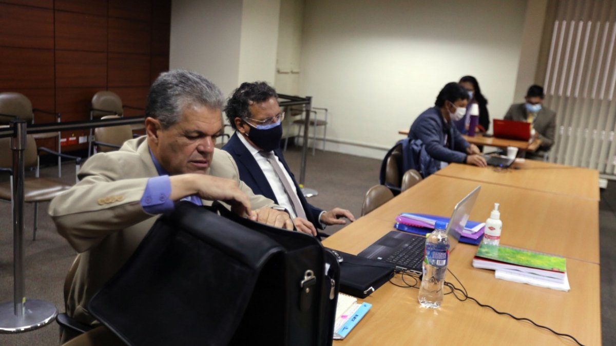 Diligencia. El excontralor Pablo Celi y su defensor Marcelo Ron, en la sala de audiencias de la Corte.