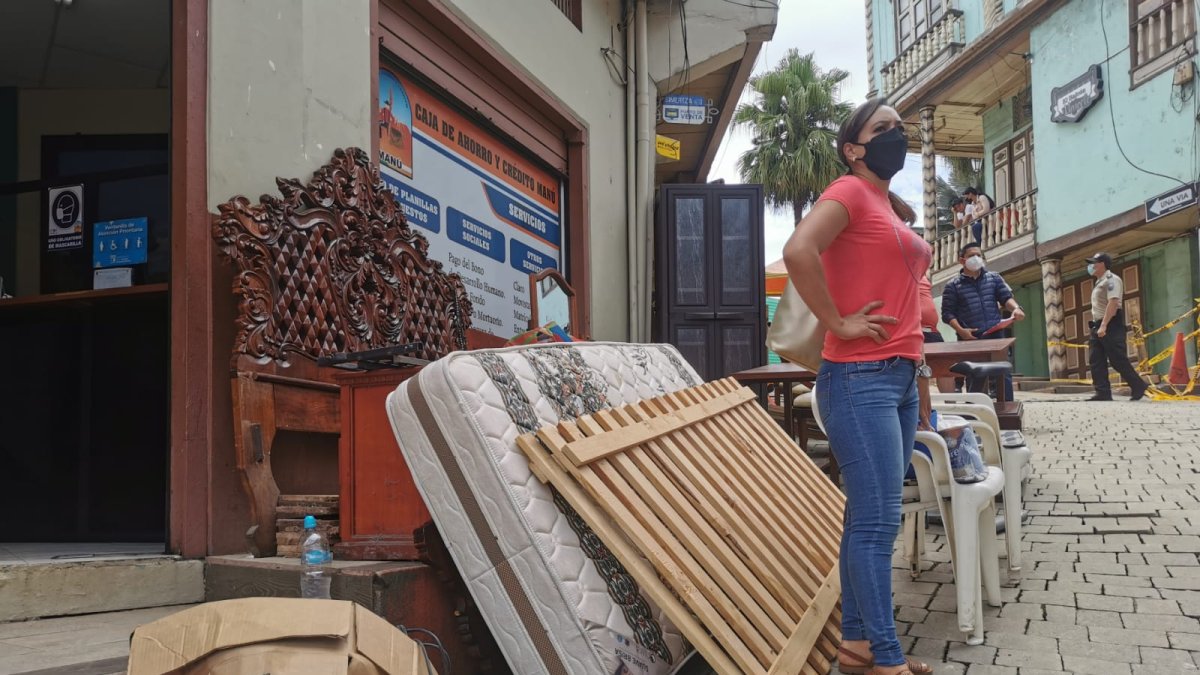 Moradores retiran sus pertenencias de sus hogares en Zaruma. Agentes de USAR han advertido que debe realizarse de forma técnica.