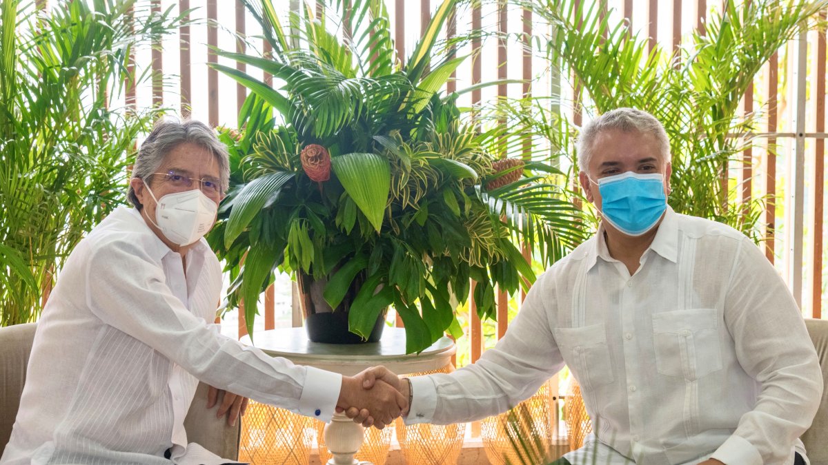 El presidente Lasso saluda al presidente de Colombia, Iván Duque en la apertura del Encuentro Presidencial 