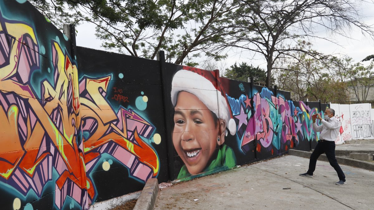 El mural se puede observar en la Avenida del Bombero, en el barrio Los Ceibos.