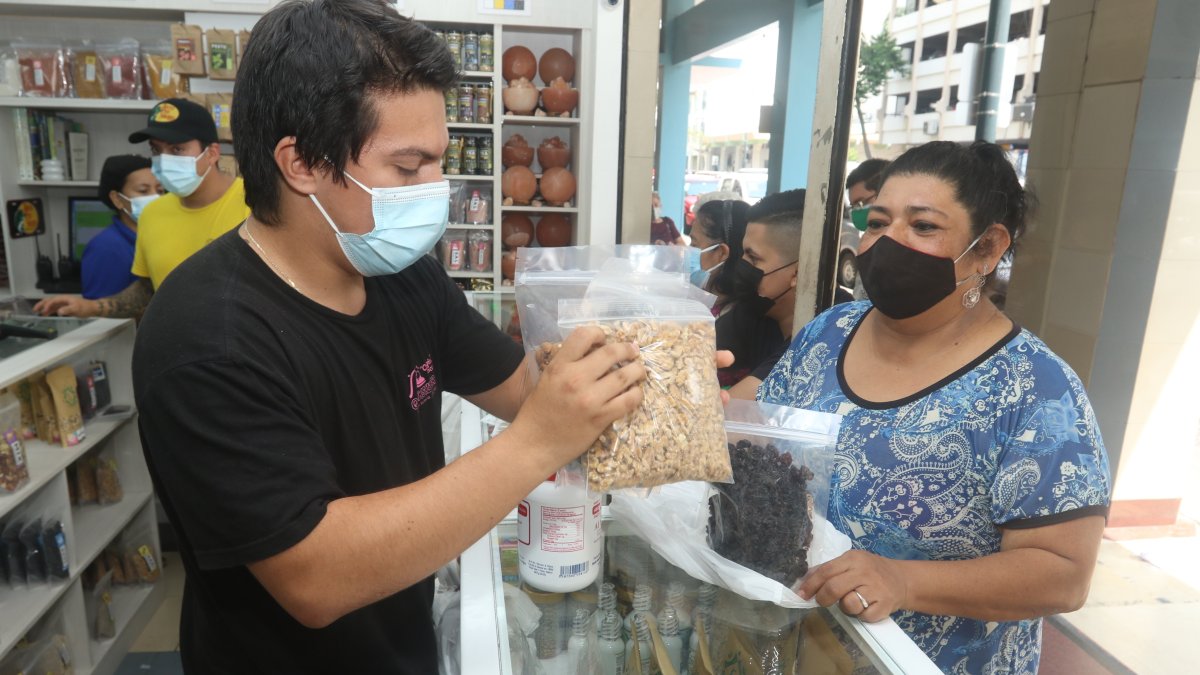 La cena. Las personas ya empezaron a comprar los frutos secos para preparar el relleno para el pavo, la torta de Navidad y el pan de Pascua.