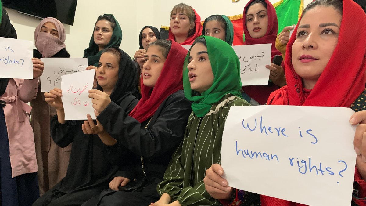 Foto referencial. El autodenominado Grupo de Unidad y Solidaridad de Mujeres Afganas protesta de manera clandestina en un piso bajo de un barrio de Kabul (Afganistán) el pasado 12 de diciembre.