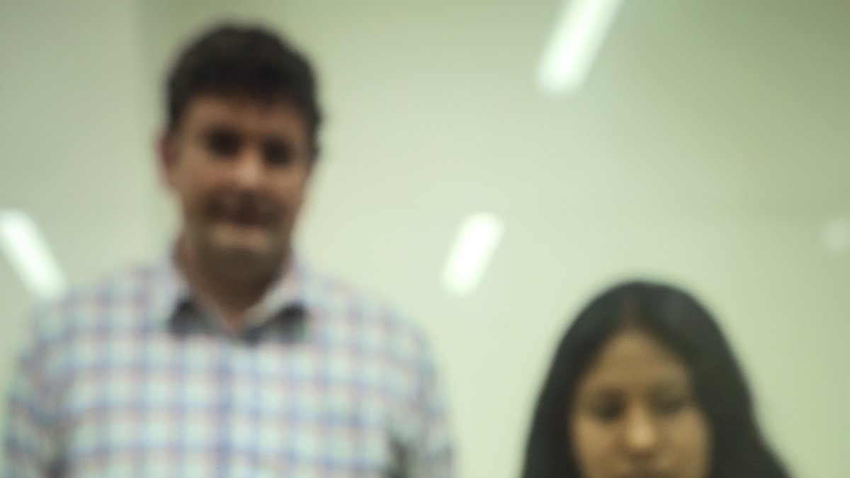 Yomira Huamán (d), la arqueóloga de la Universidad Nacional Mayor de San Marcos (UNMSM) que ha liderado las investigaciones / EFE