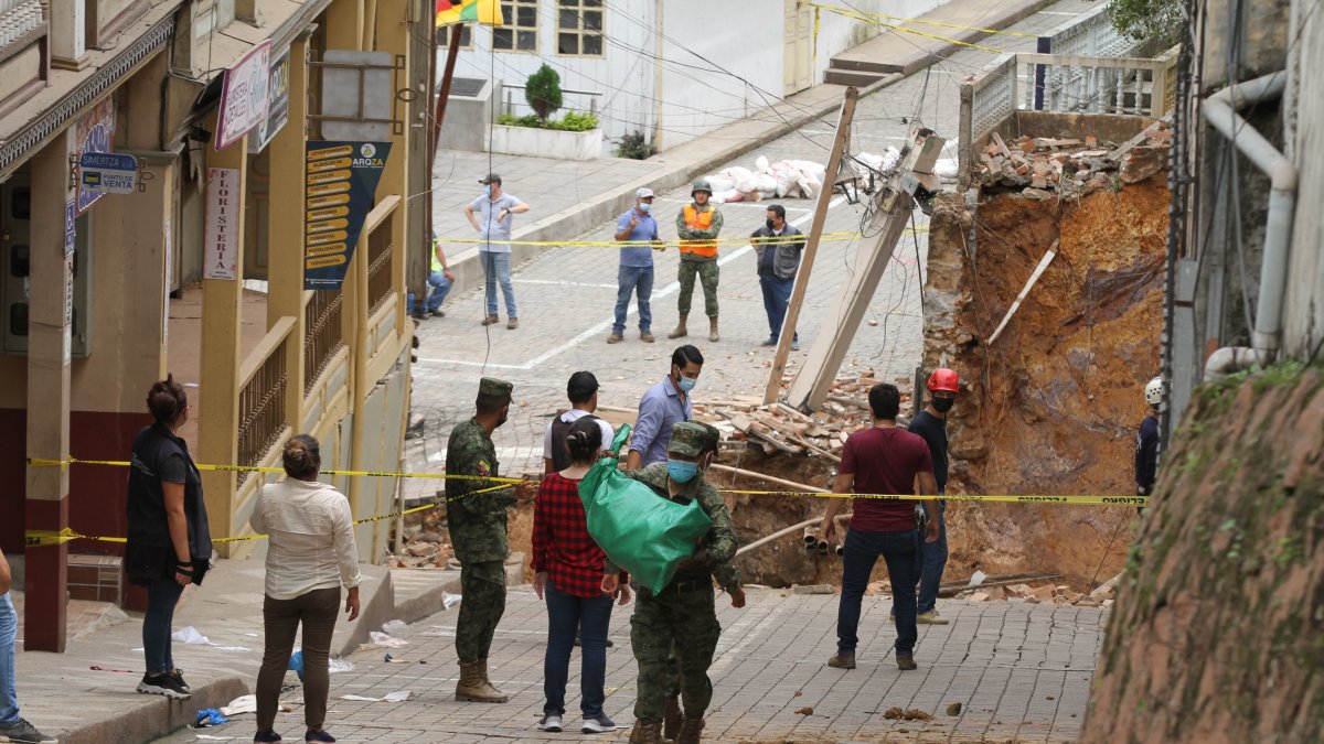 El escenario que deja el socavón reciente afecta a cien metros a la redonda.
